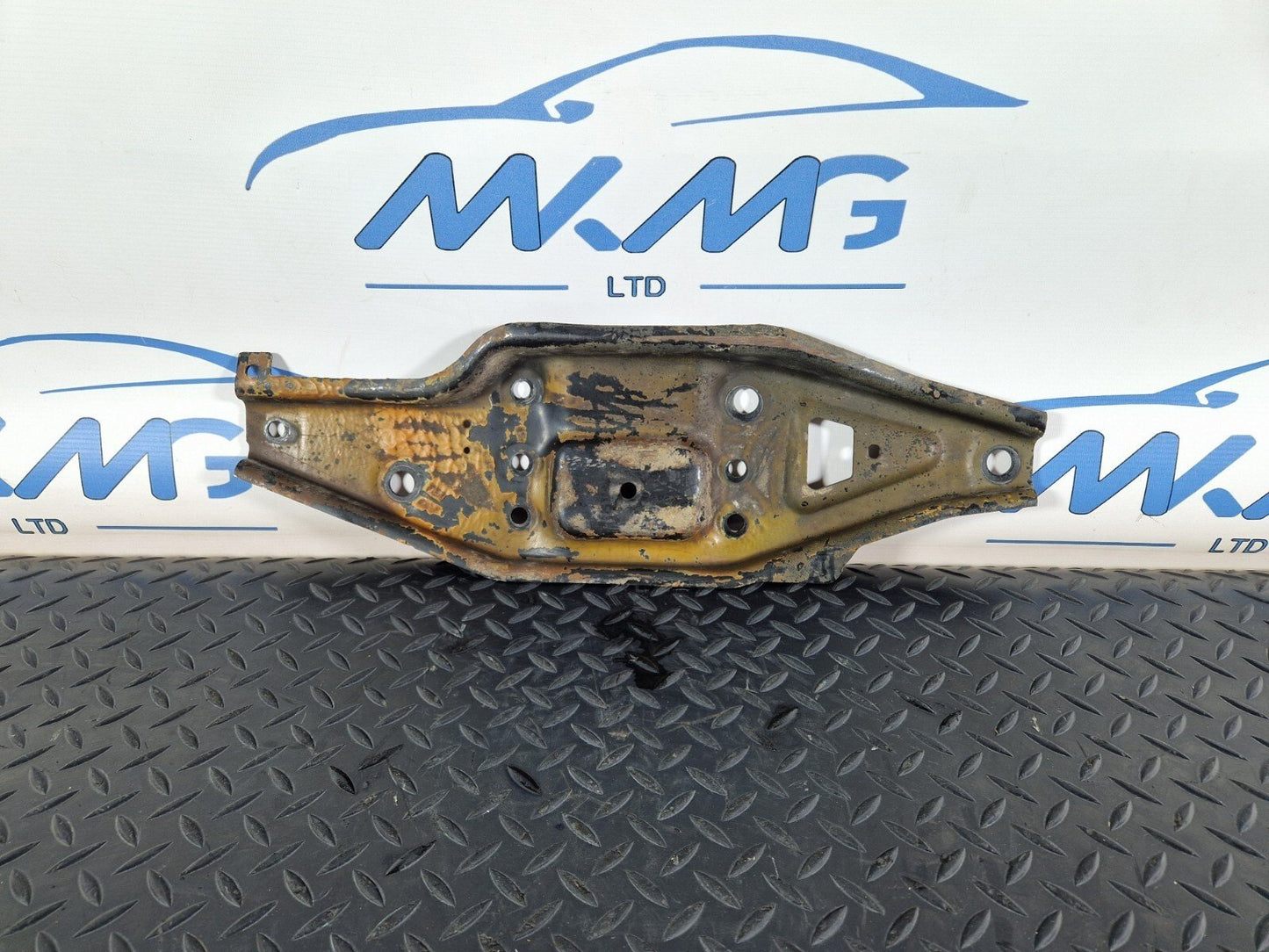 18-ON MERCEDES SPRINTER W907 FRONT BRACKET RIGHT LOWER MOUNT PLATE A9076220800