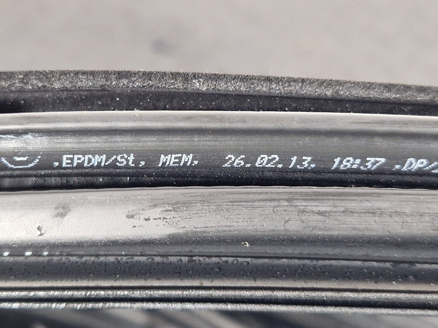 11-18 BMW 6 SERIES F06 FRONT LEFT NSF DOOR RUBBER WEATHER SEAL 7275297