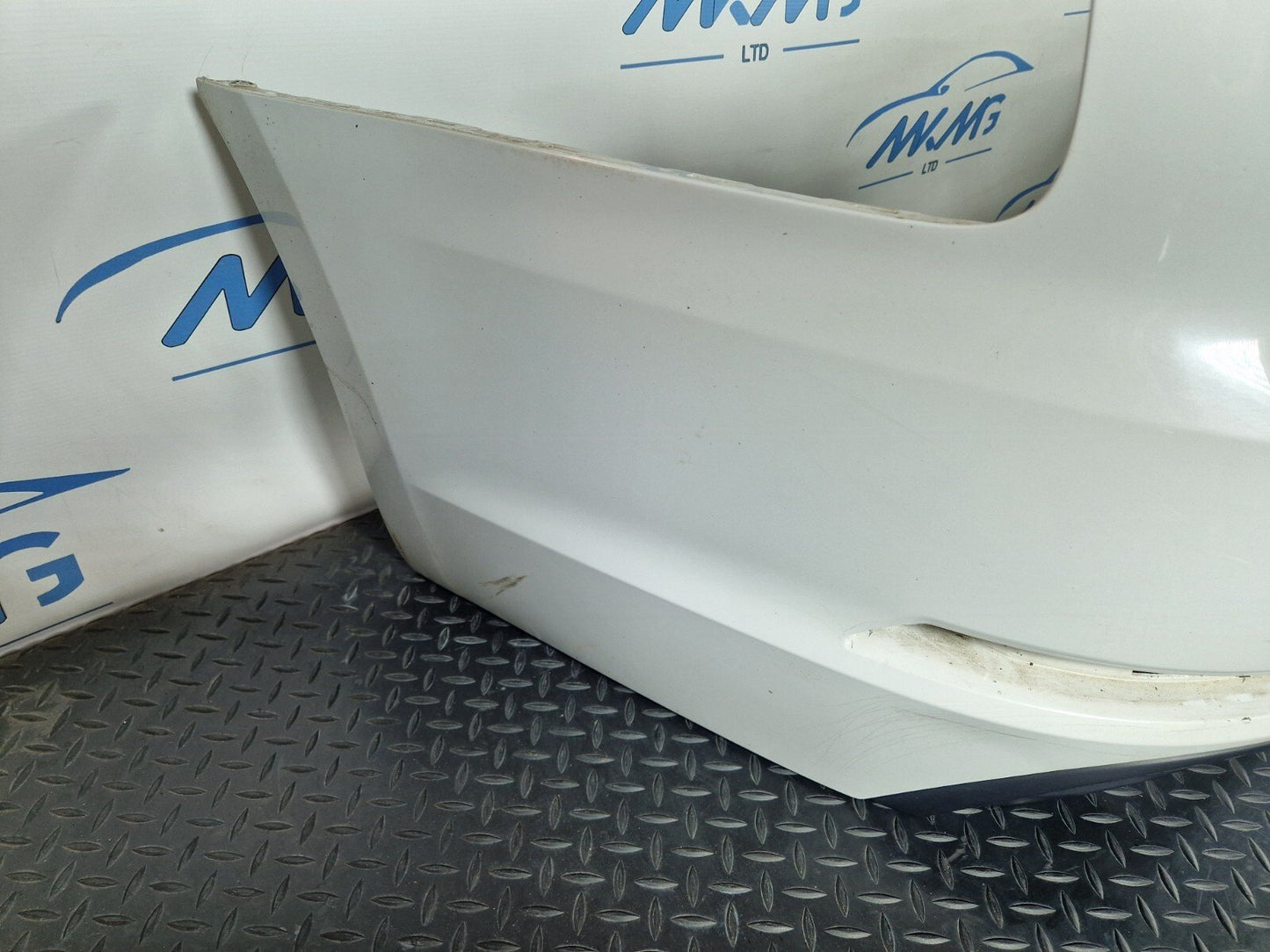 16-19 AUDI A4 B9 SALOON GENUINE REAR BUMPER & DIFFUSER IN WHITE LS9R 8W5807511J