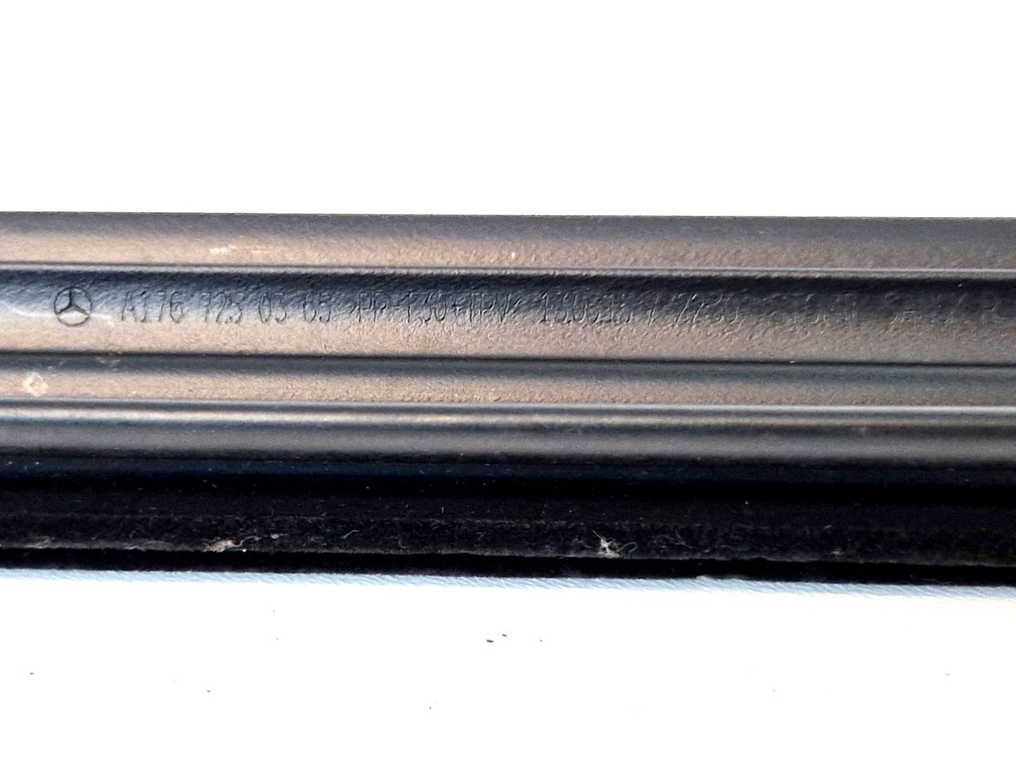 12-18 MERCEDES W176 FRONT RIGHT DOOR WINDOW INNER SEAL STRIP RAIL A1767250365