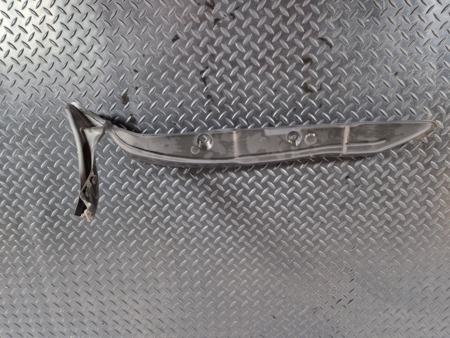10-18 AUDI A7 4G S-LINE FRONT RIGHT WING FENDER END SEAL PLATE 4G8821112A