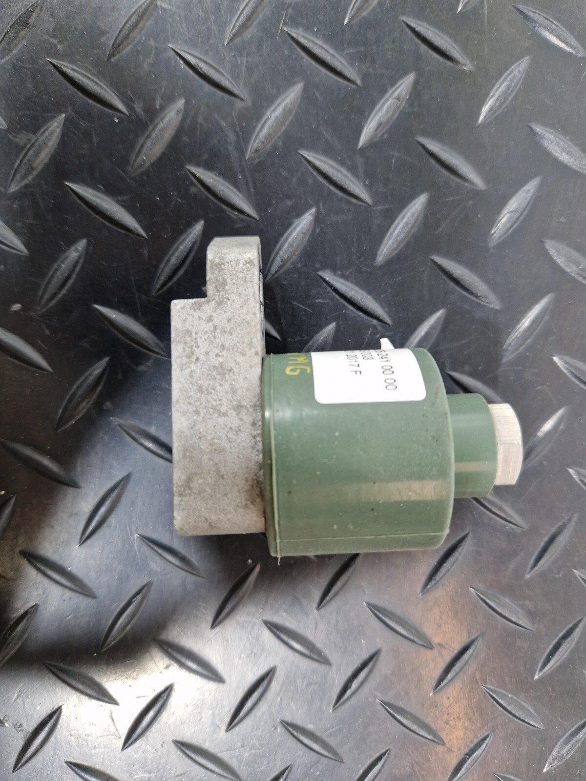 14-21 MERCEDES BENZ C220d W205 GENUINE OEM ENGINE VIBRATION ABSORBER A2052410000