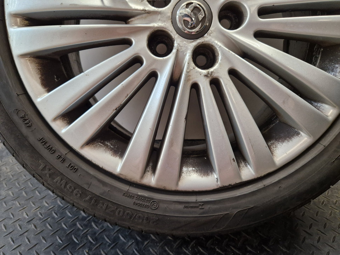 Vauxhall Astra MK6 (J) (A3400) 17" Alloy Wheel with Tyre 215/50/17 ~4mm