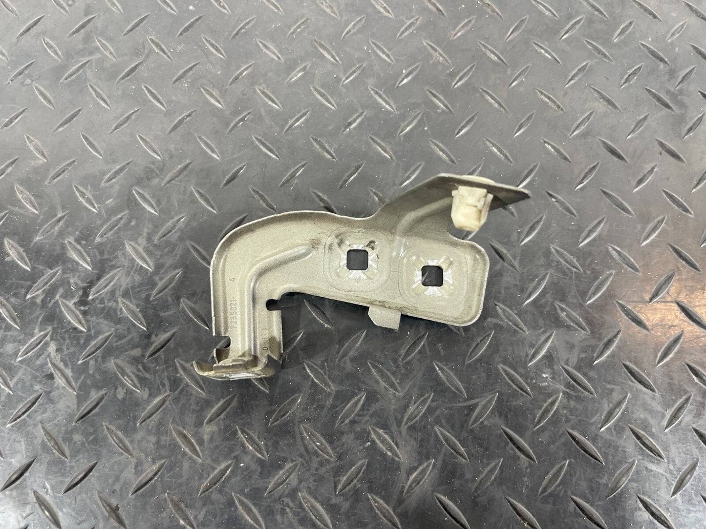 12-18 BMW F30 F31 F35 GENUINE  Left fender wing mounting bracket 7235821