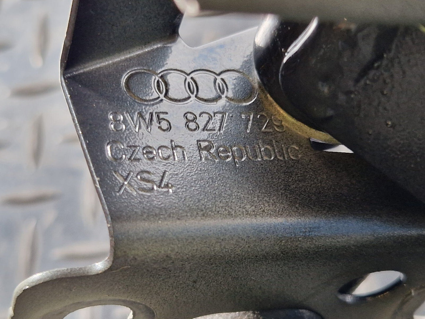 16-19 AUDI A4 B9 REAR LEFT N/S BOOT HINGE IN GREY LX7L 8W5827305A 8W5827729