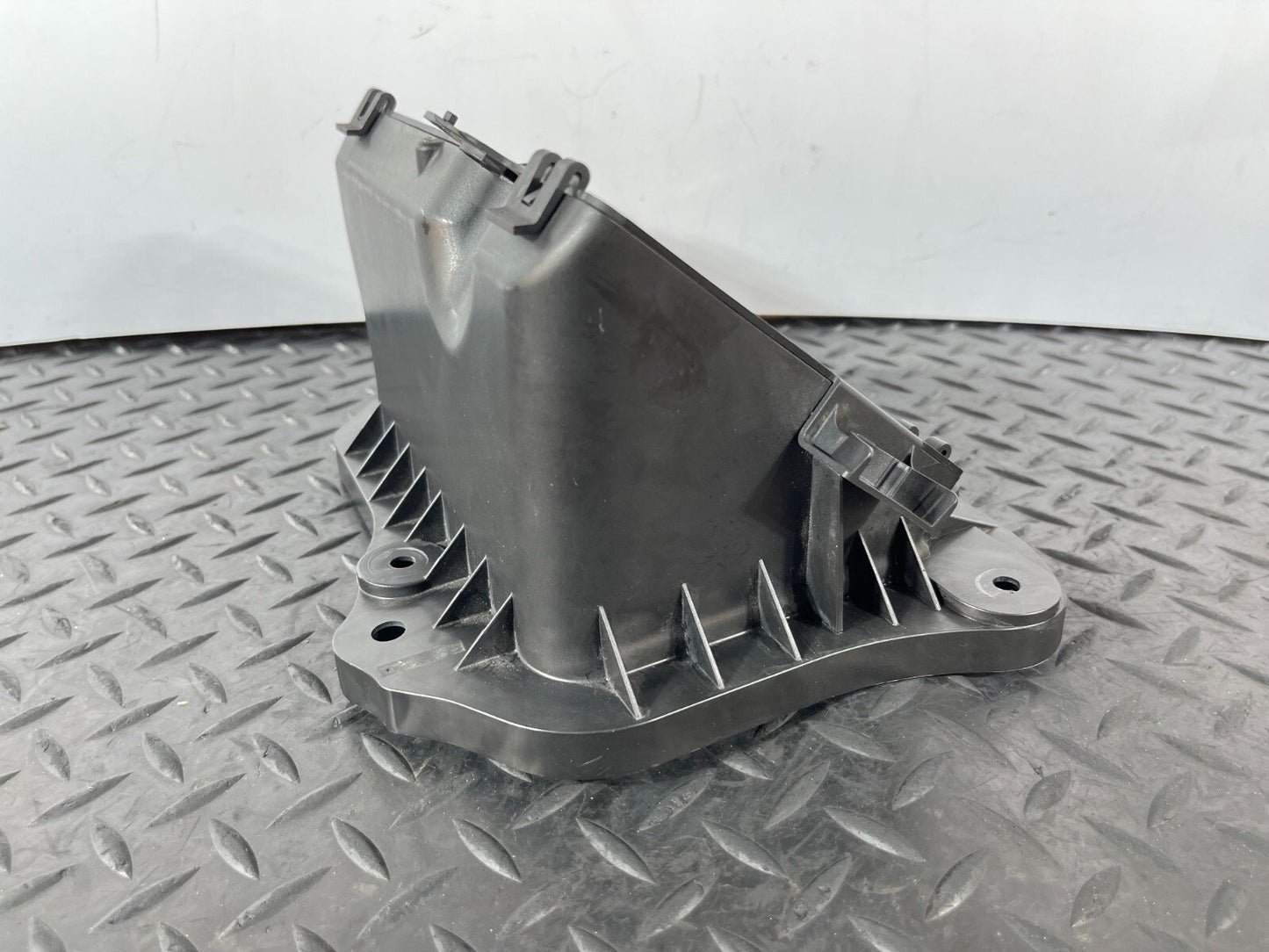 16-19 AUDI A4 B9 SALOON GENUINE FRONT AIR INTAKE DUCT VENT 8W2819904A