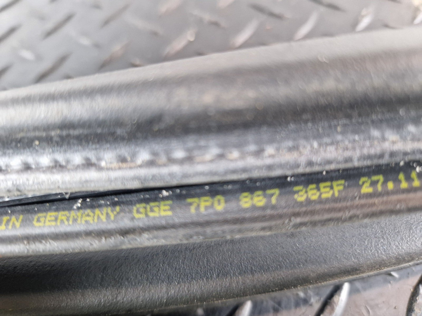 10-18 VW TOUAREG 7P GENUINE FRONT RIGHT DOOR RUBBER SEAL DAMAGED 7P0867365F