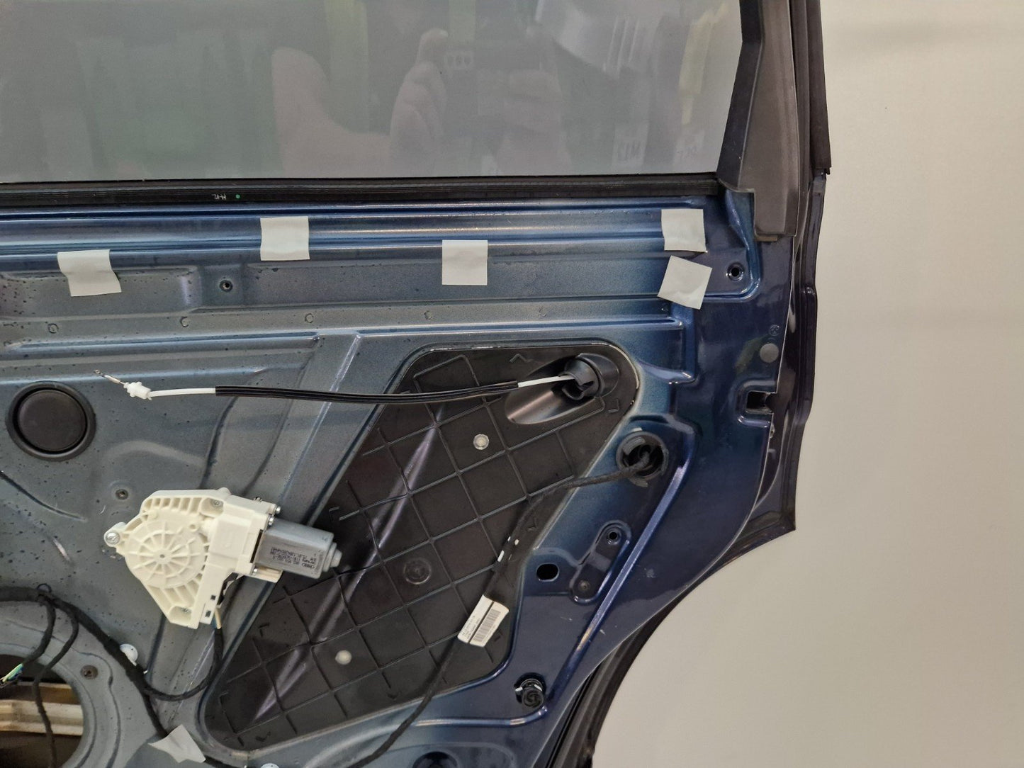 10-15 AUDI Q7 4L GENUINE REAR RIGHT DRIVER O/S/R COMPLETE DOOR IN BLUE (DAMAGED)