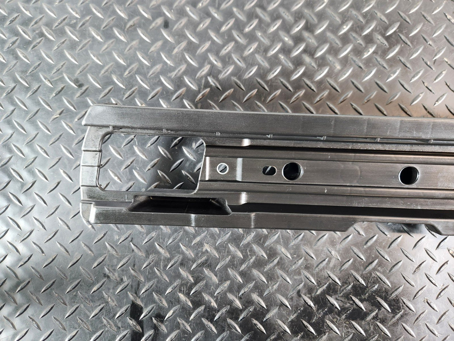 10-18 VW TOUAREG 7P REAR TRUNK BOOT LEFT RAIL SUPPORT BRACKET HOLDER 7P0863599A