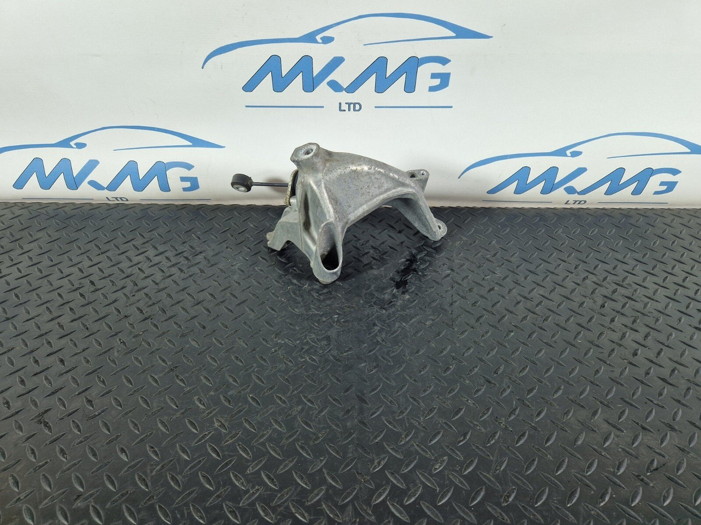 16-19 AUDI A4 B9 LEFT N/S ENGINE MOUNT BRACKET & BEARING 4M0199307AD 4M0199869
