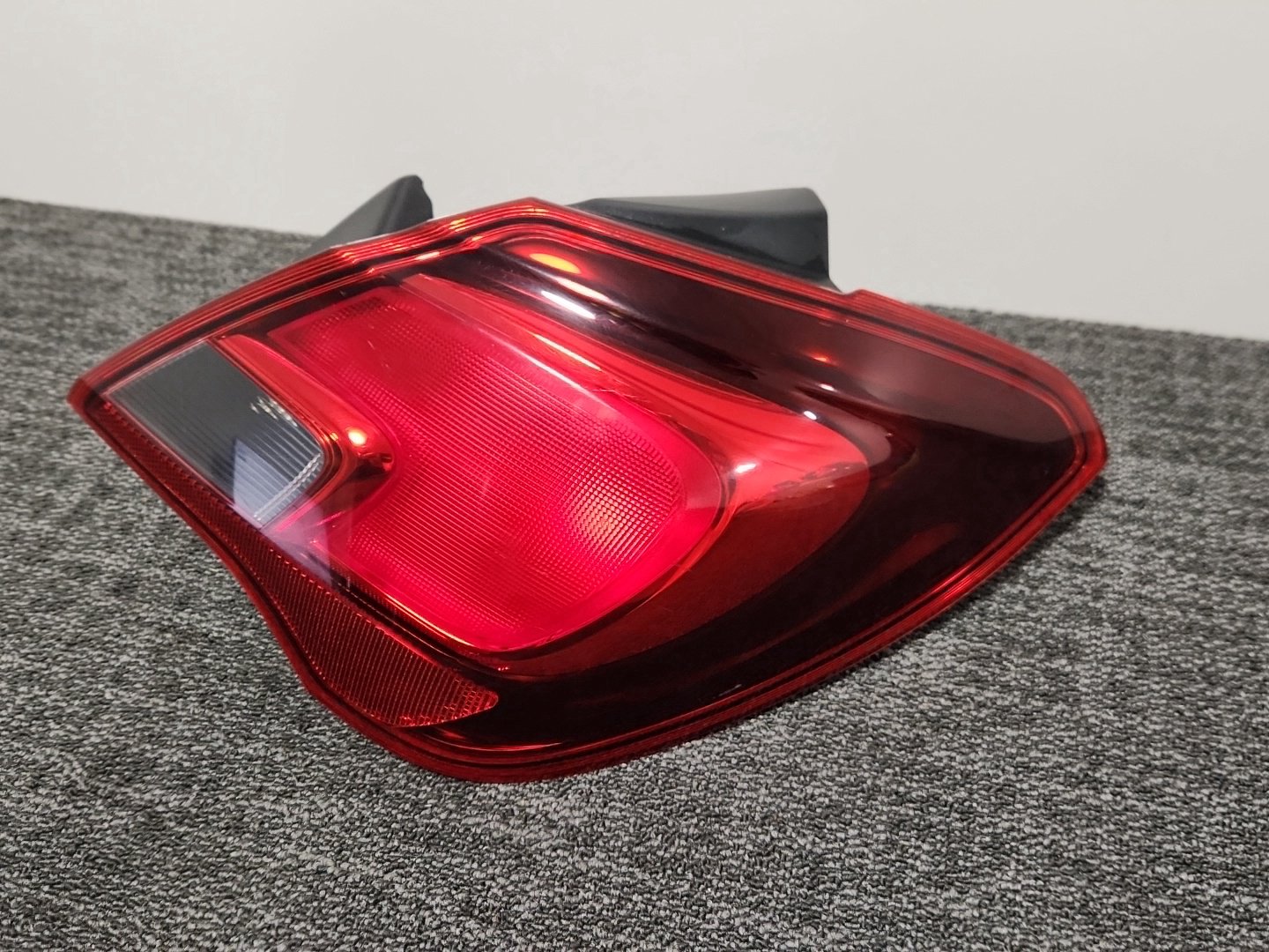 2018 Vauxhall Corsa MK4 (E) (4500) Genuine Rear Right Outer Tail Light 39068623