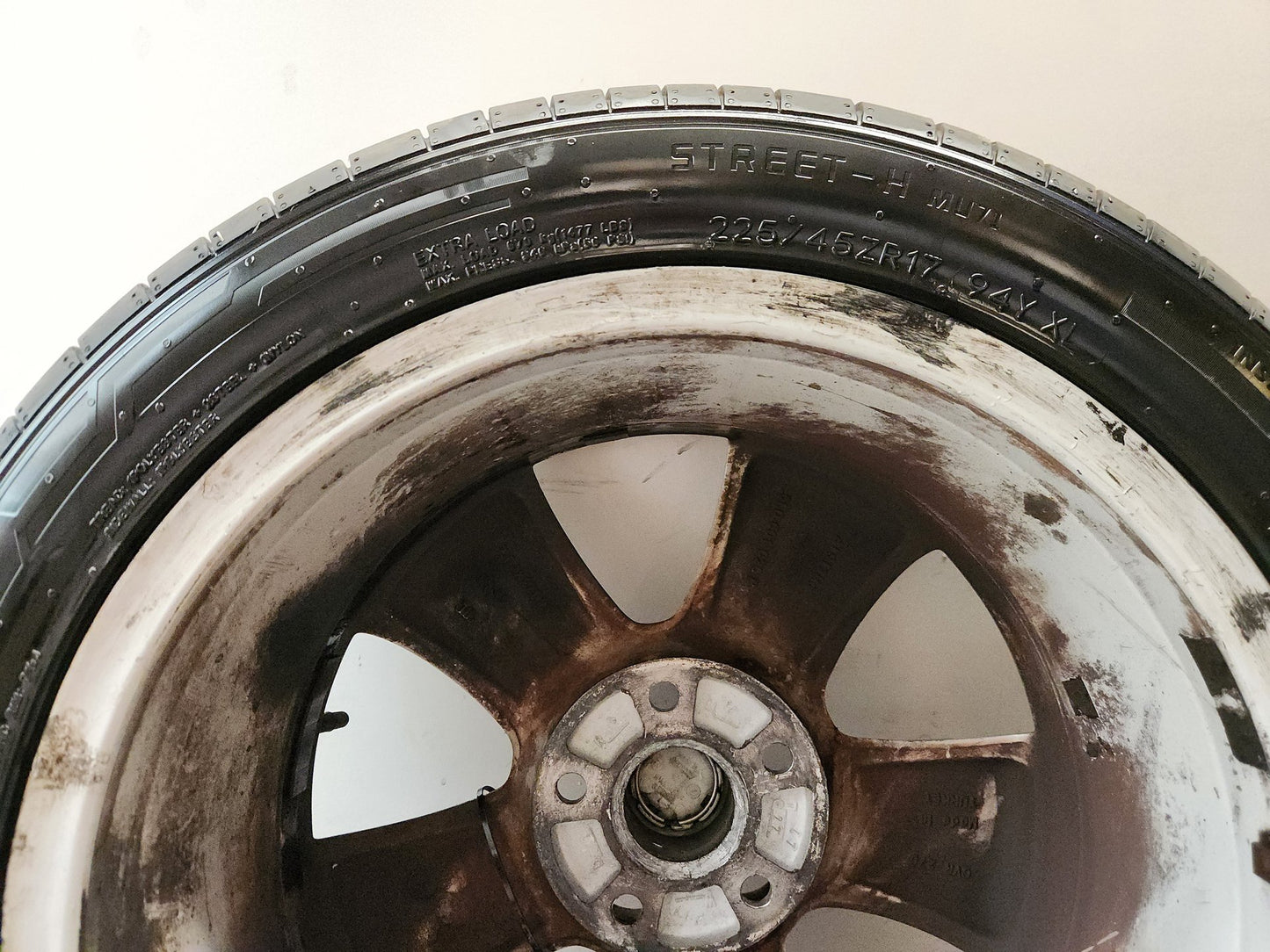 Skoda Yeti MK1 5L 17" Alloy Wheel with Tyre 225/45/17 ~4mm