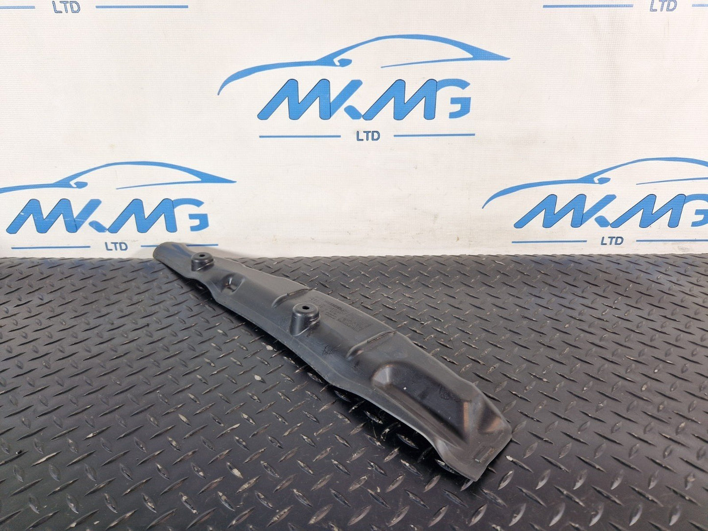 16-19 AUDI A4 B9 OEM FRONT RIGHT WING FENDER FILLER INSULATOR 8W0821112