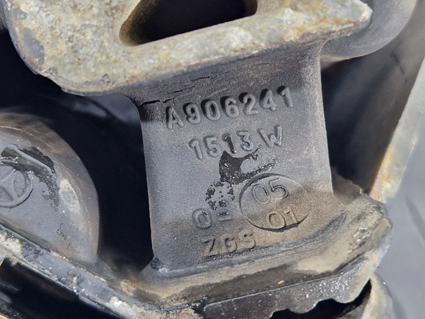 18-ON MERCEDES BENZ SPRINTER W907 LEFT PASSENGER SIDE ENGINE MOUNTING A906241