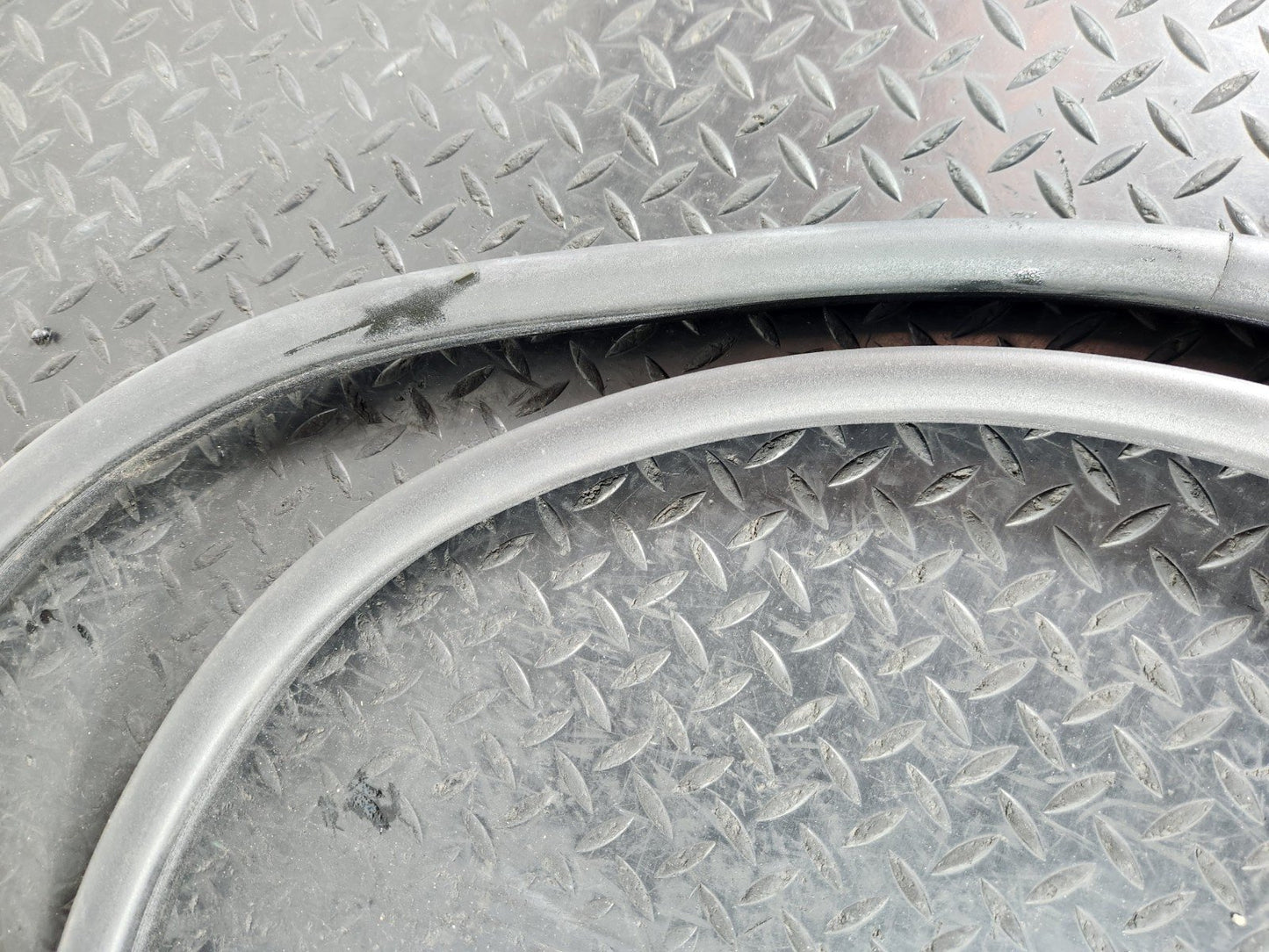 11-19 MERCEDES ML W166 OEM FRONT LEFT OR RIGHT SIDE DOOR RUBBER SEAL A1666970051