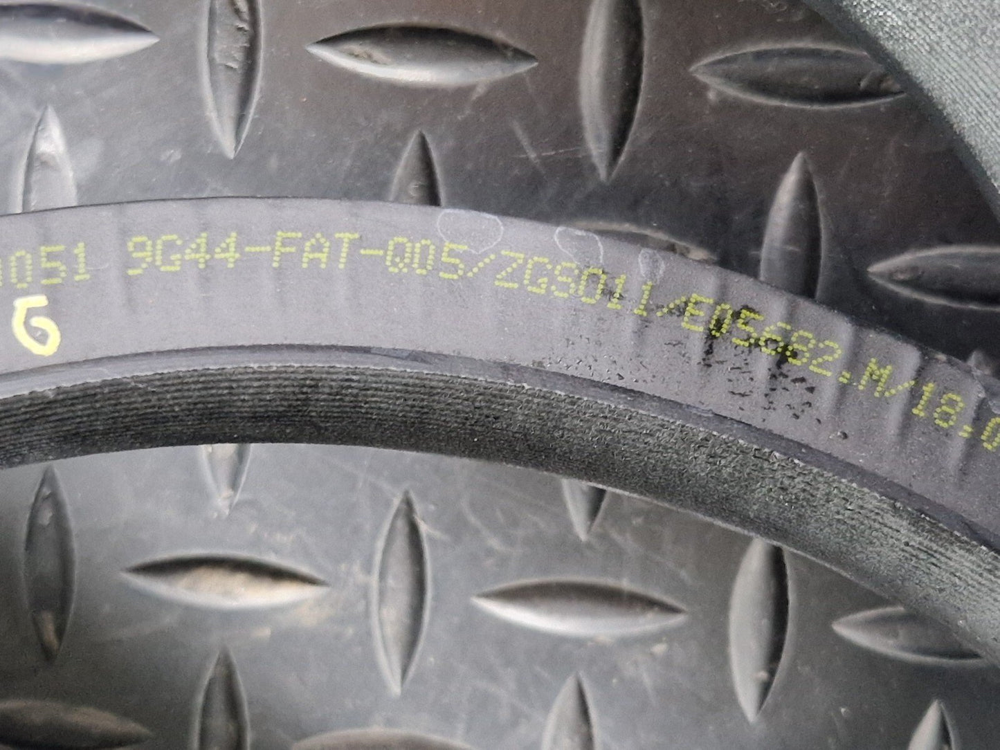 14-21 MERCEDES BENZ C220d W205 FRONT DOOR LEFT SIDE RUBBER SEAL A2056970051