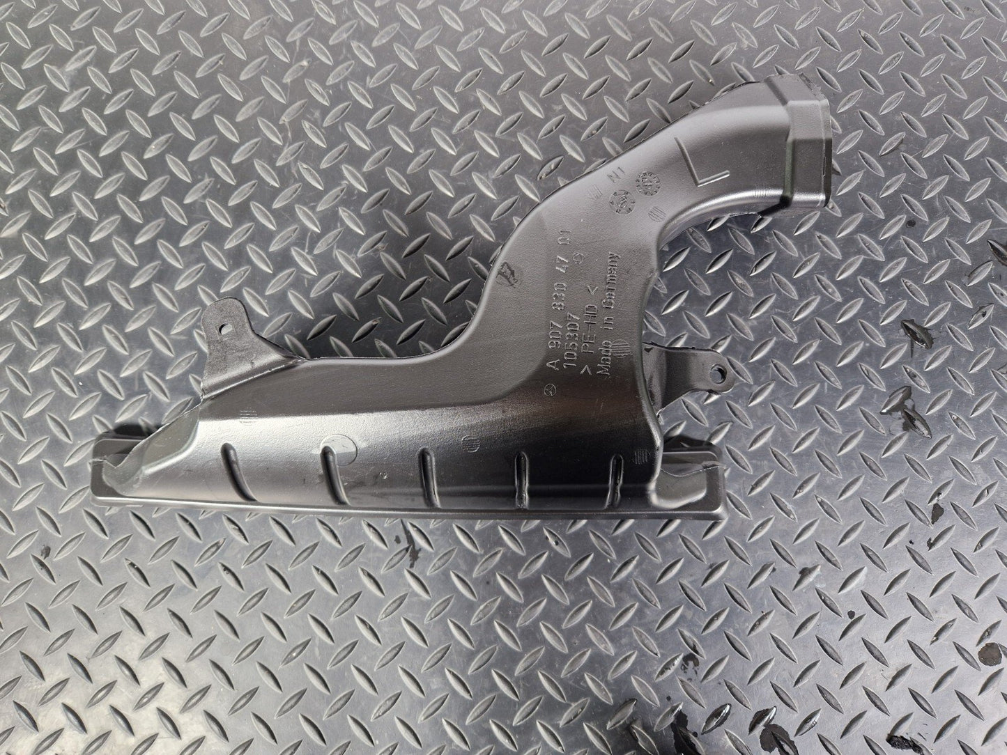 18-ON MERCEDES BENZ SPRINTER W907 W910 OEM AIR VENT DUCT A9078304701