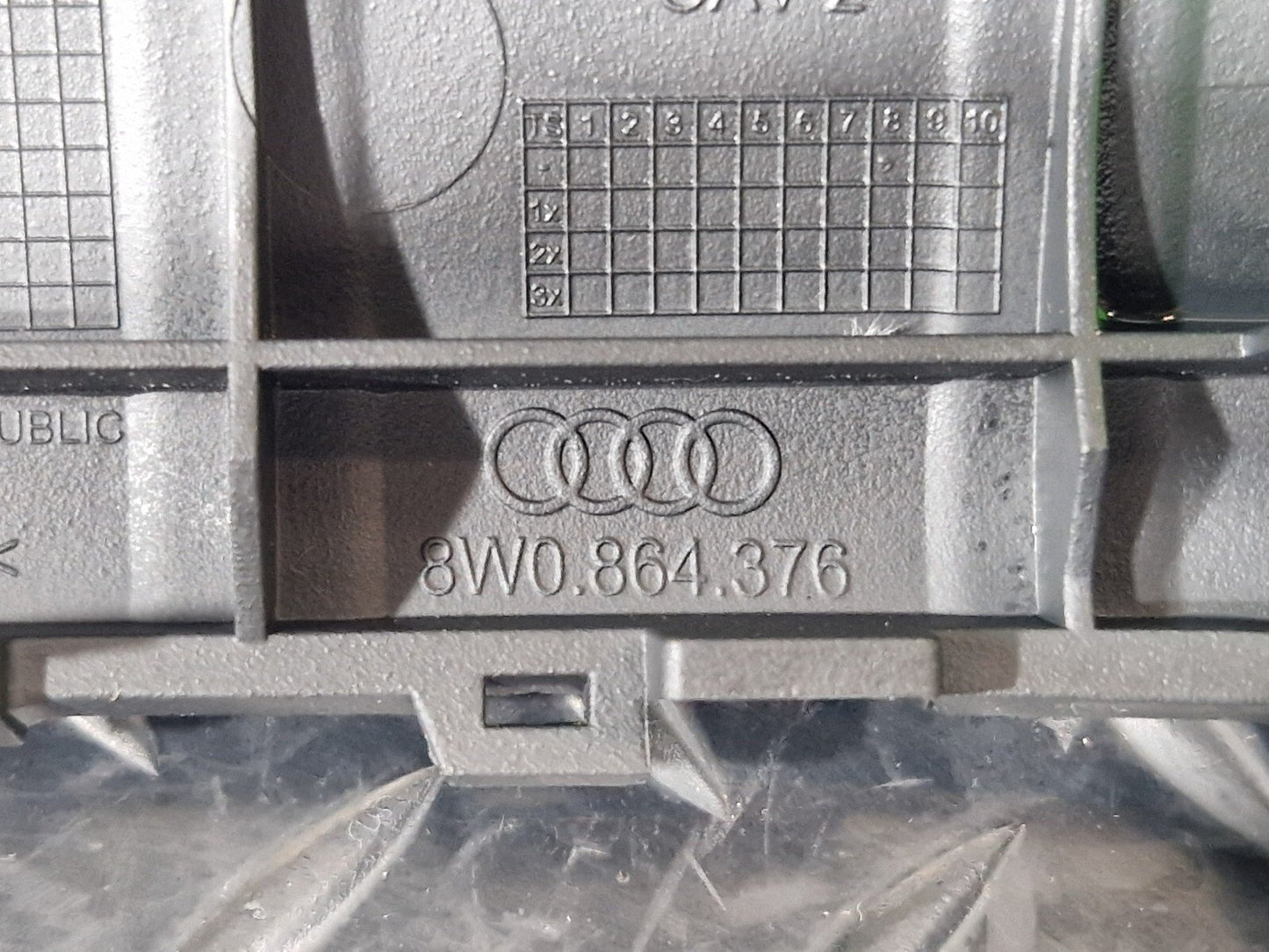 16-19 AUDI A4 B9 GENUINE CENTRE CONSOLE REAR TRIM 8W0864376 8W0863324