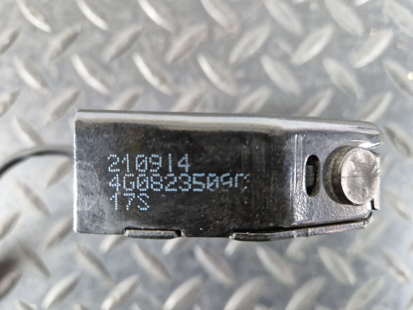 12-18 AUDI A6 C7 CGLC/CGL GENUINE FRONT BONNET LOCK MECHANISM 4G0823509D