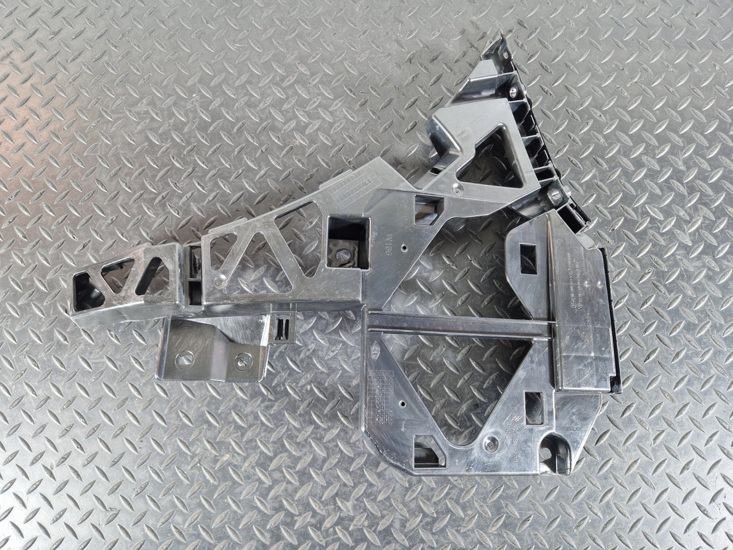 11-19 MERCEDES BENZ ML W166 GENUINE LEFT REAR BUMPER BRACKET  A1668851121
