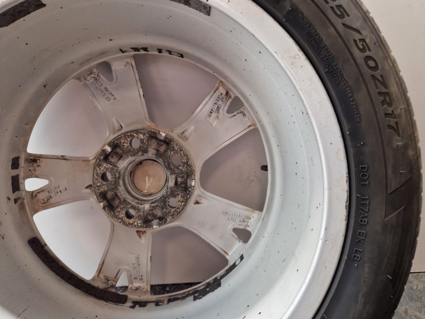 Audi A4 B9 17" Alloy Wheel with Tyre 225/50/17 8W0601025K ~3mm