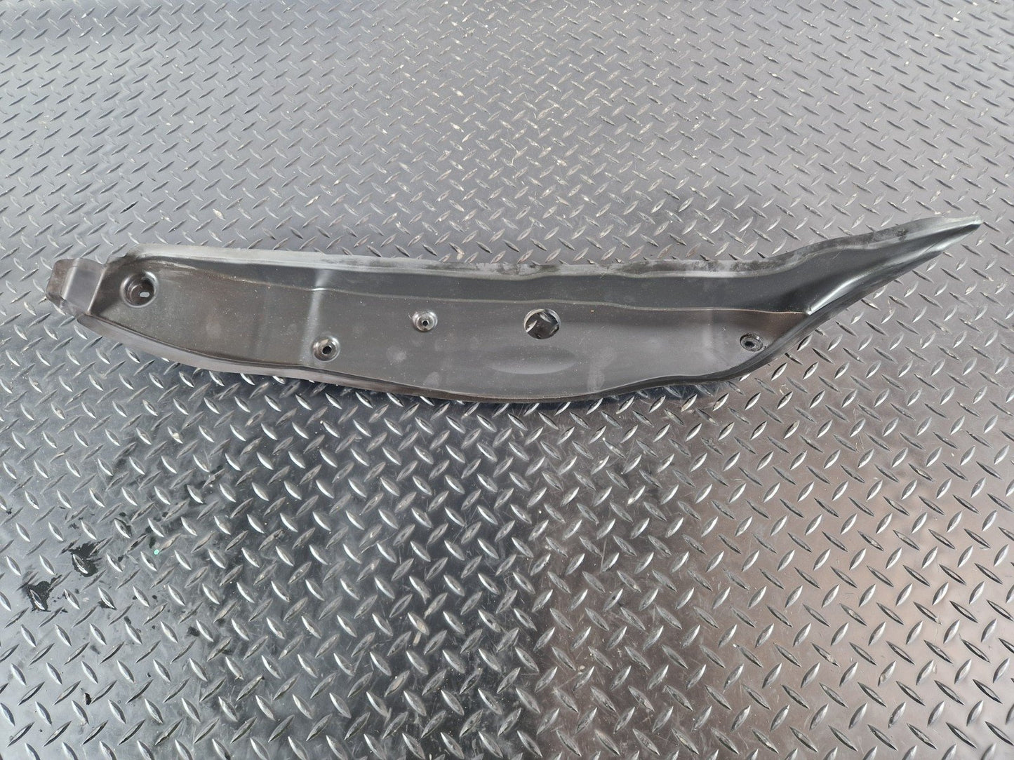 16-22 MERCEDES BENZ X253 FRONT RIGHT SIDE WING SEAL TRIM A2538890125