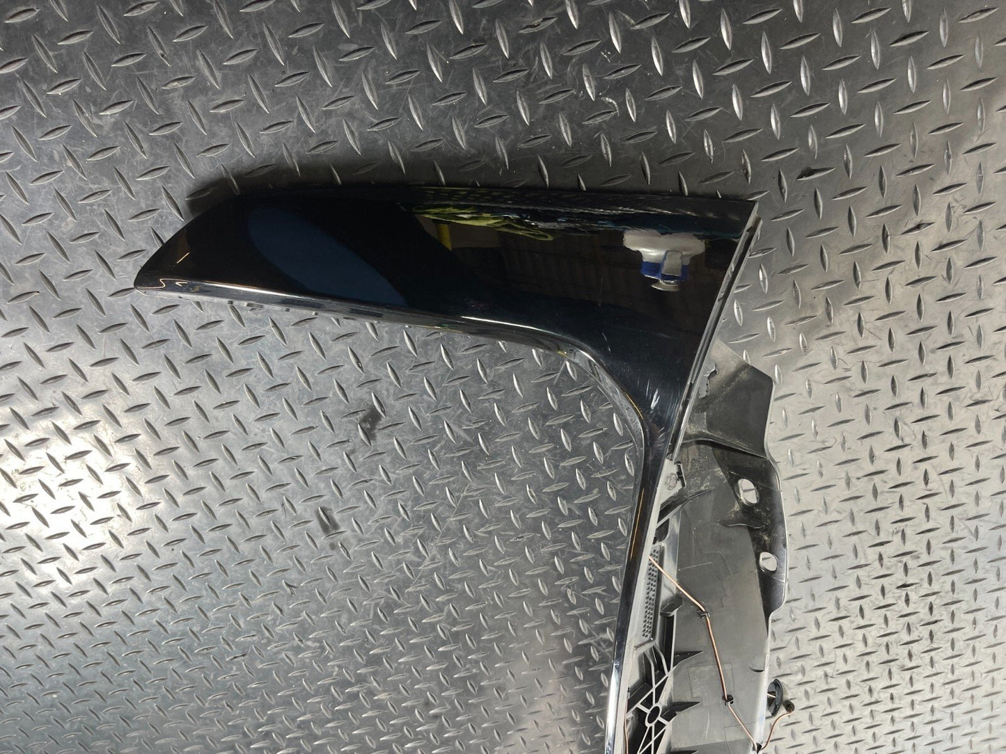 BMW X1 F48 Genuine Rear Tailgate Boot Lid Spoiler Bracket in Black 7360536