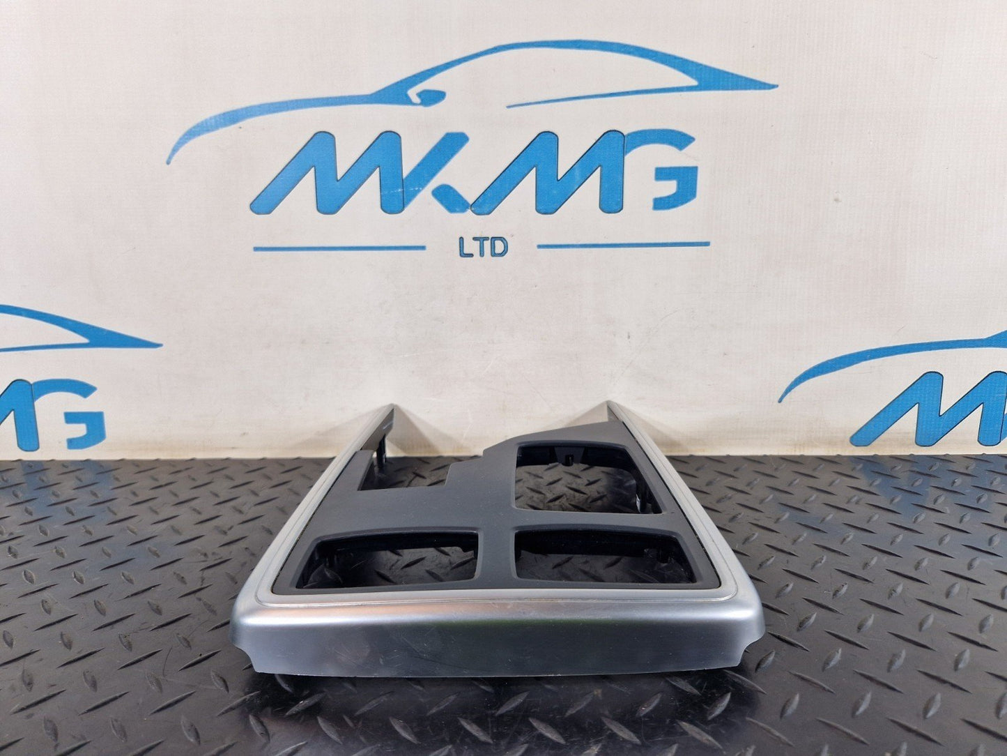 11-19 MERCEDES BENZ ML W166 GENUINE OEM CENTRE CONSOLE SURROUND TRIM A1666803017