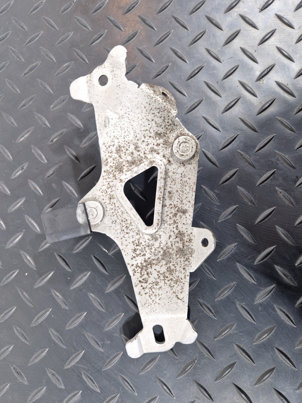 19-ON MERCEDES BENZ CLA C118 GENUINE FUEL TANK VALVE HOLDER BRACKET A2474762100