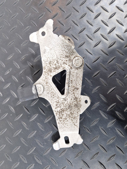 19-ON MERCEDES BENZ CLA C118 GENUINE FUEL TANK VALVE HOLDER BRACKET A2474762100