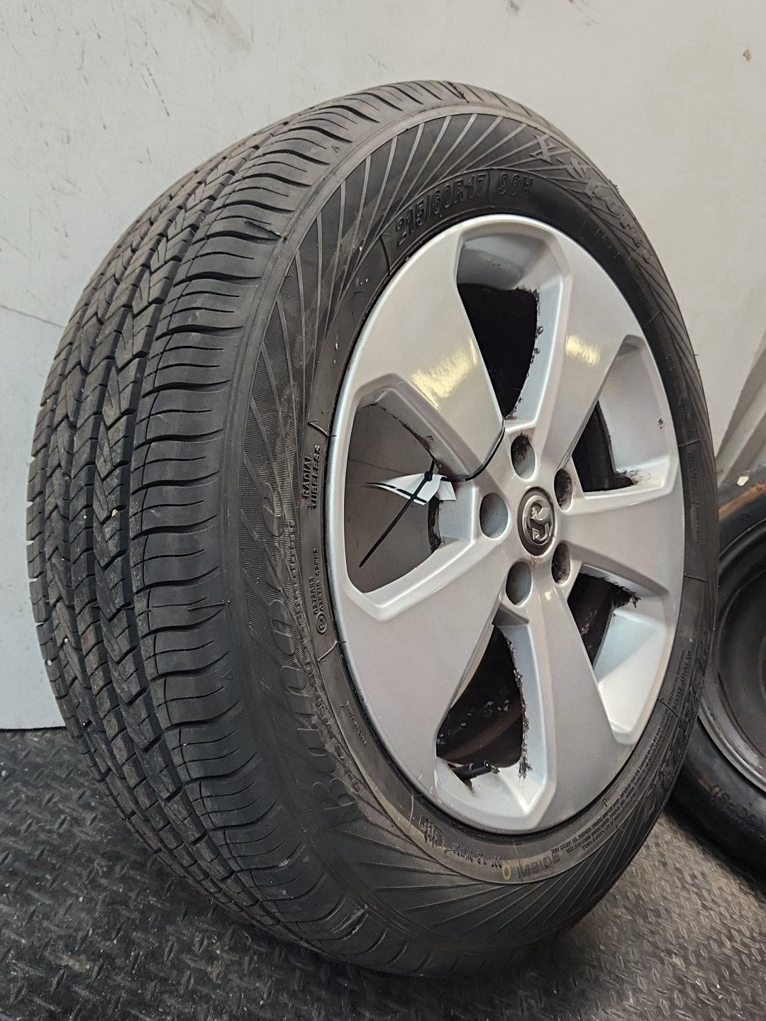Vauxhall Mokka MK1 (G1U0) 17" Alloy Wheel with Tyre 215/60/17 ~6mm