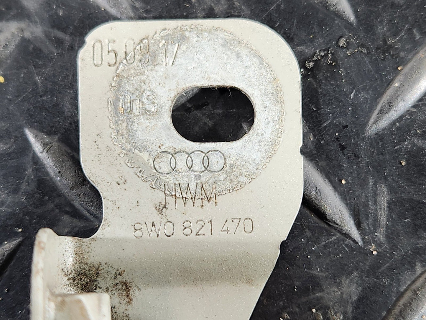 16-19 AUDI A4 B9 GENUINE FRONT RIGHT DRIVER SIDE WING BRACKET 8W0821470
