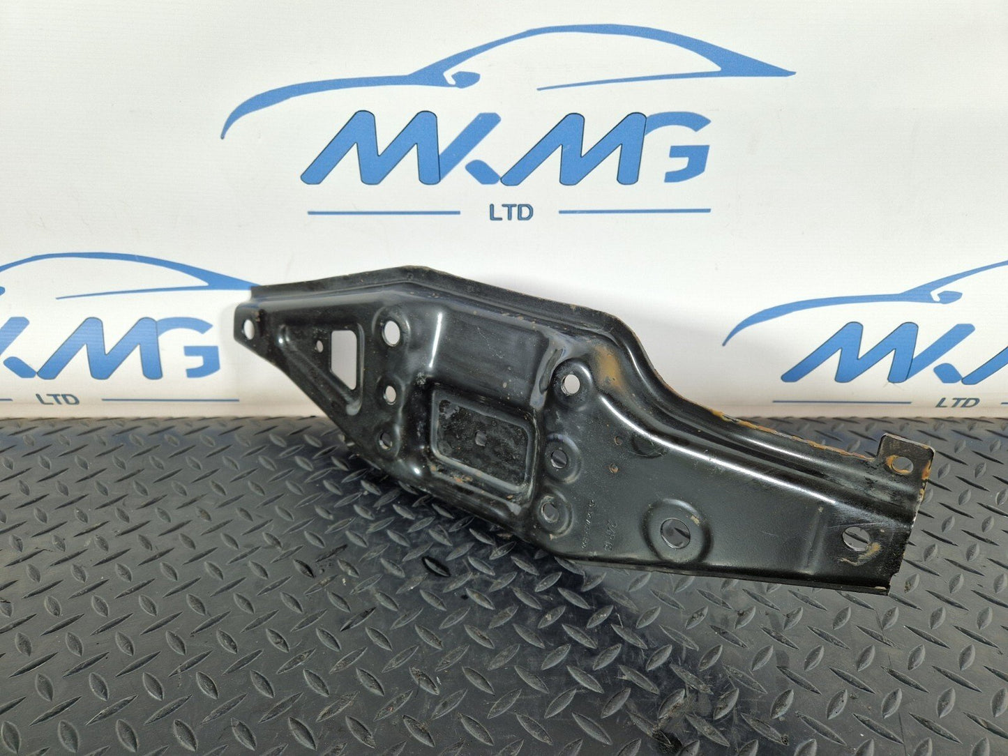 18-ON MERCEDES SPRINTER W907 FRONT BRACKET RIGHT LOWER MOUNT PLATE A9076220800