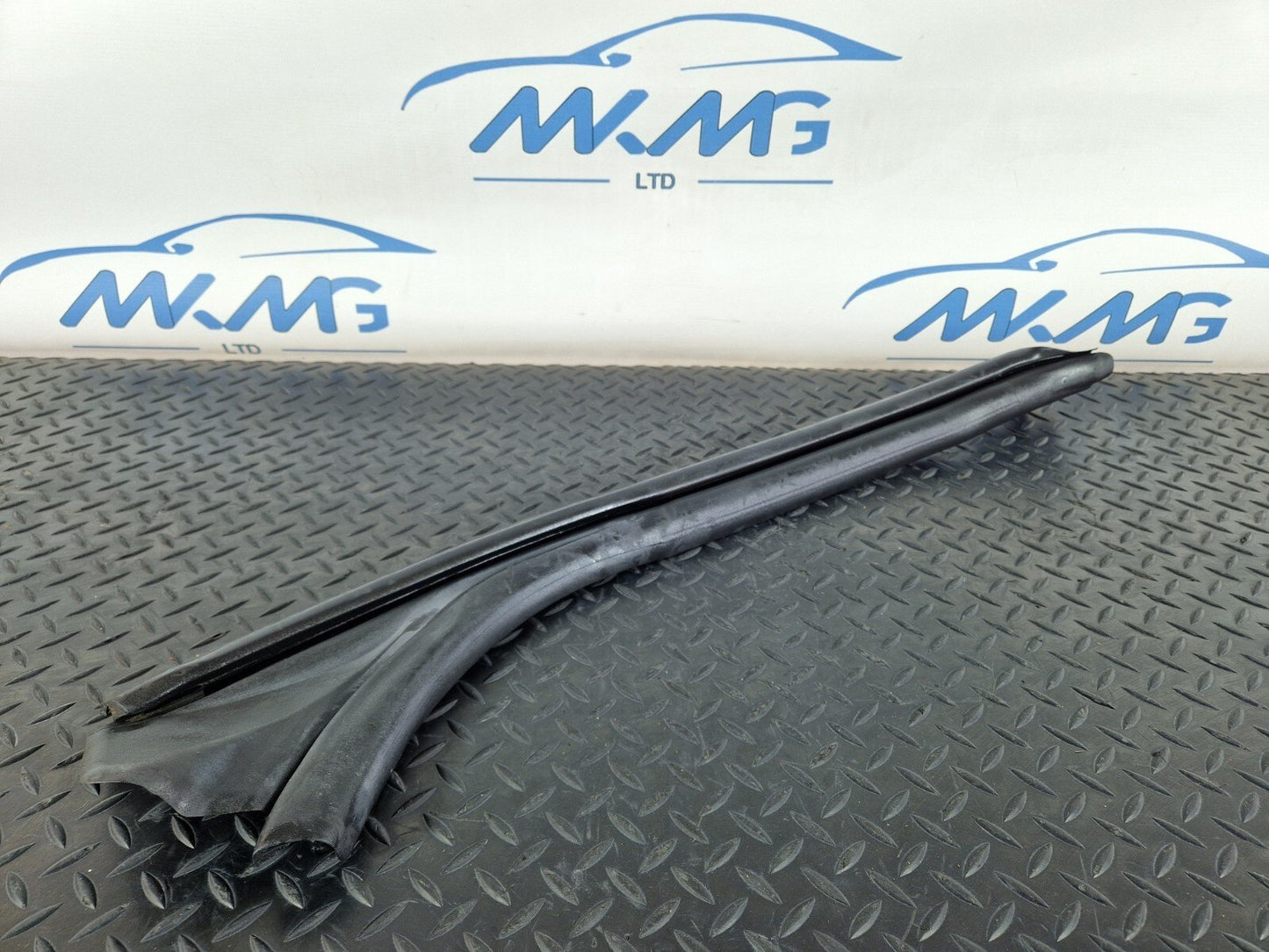 12-17 AUDI S5 CONVERTIBLE FRONT LEFT A PILLAR SEAL 8F0831721