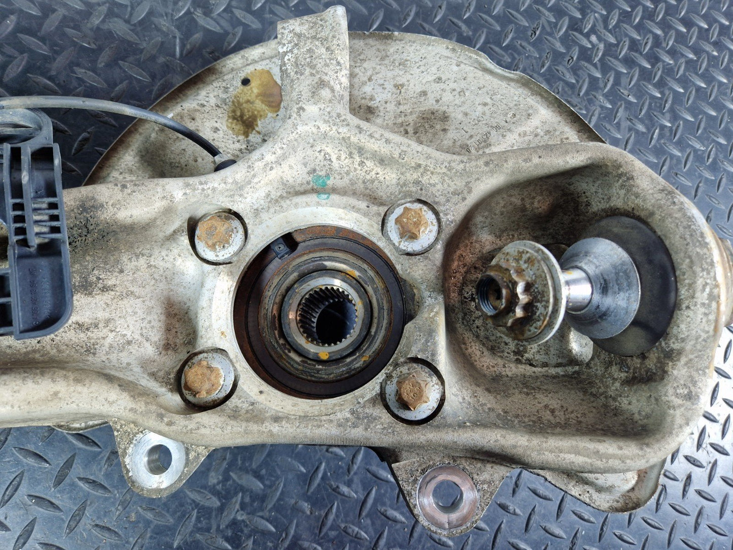16-19 MERCEDES BENZ GLE W166 OEM FRONT LEFT PASSENGER SIDE WHEEL HUB A1663300920