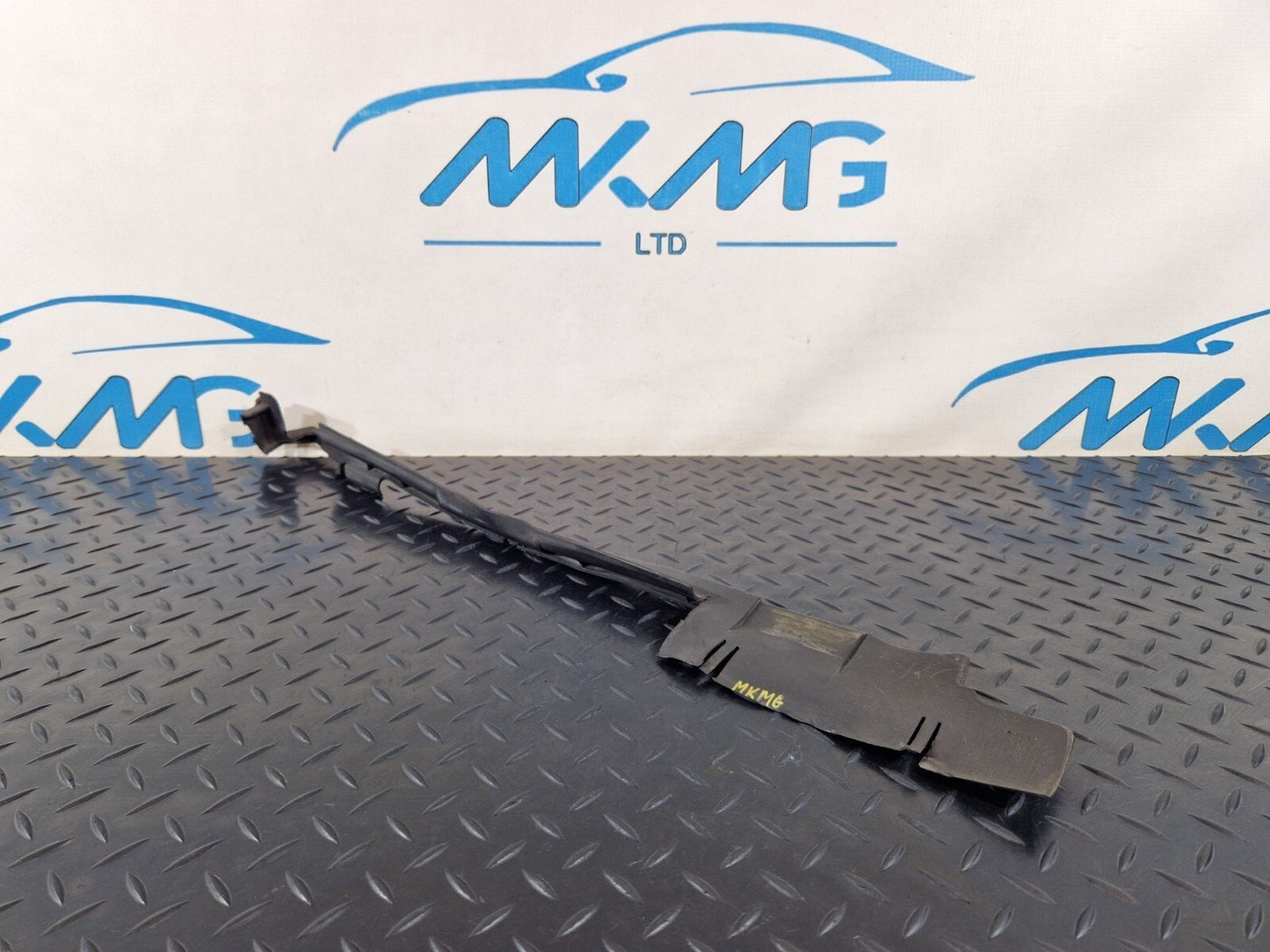 10-15 AUDI Q7 4L  FRONT RIGHT SIDE RADIATOR AIR GUIDE SEAL 7L0121332