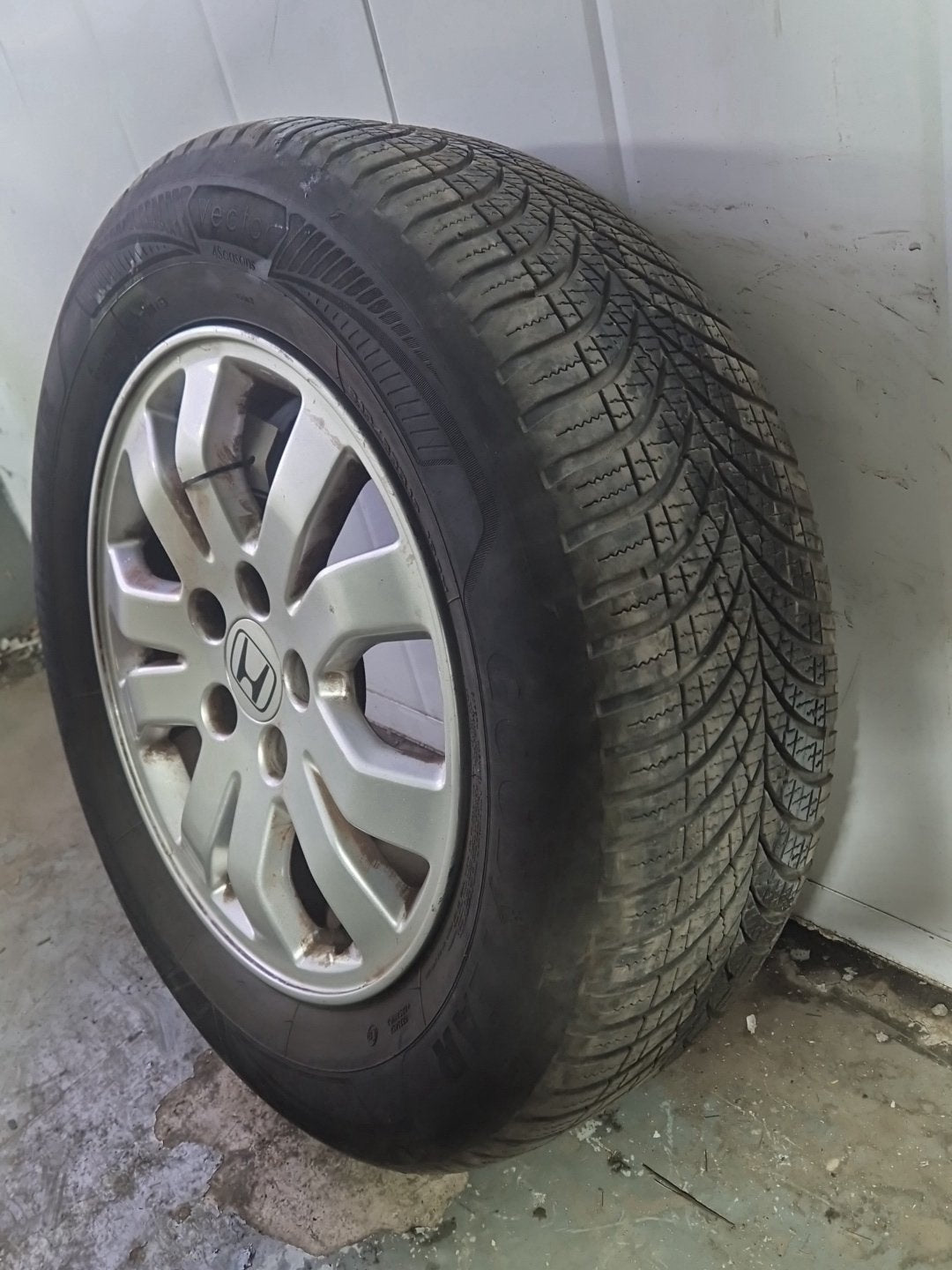 Honda CR-V MK2 (RD88) 16" Alloy Wheel with Tyre ~6mm 215/65/16