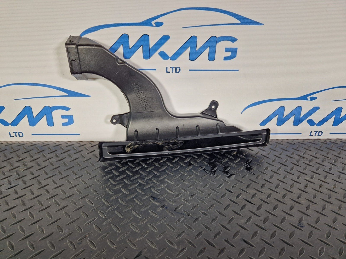 18-ON MERCEDES BENZ SPRINTER W907 W910 OEM AIR VENT DUCT A9078304701
