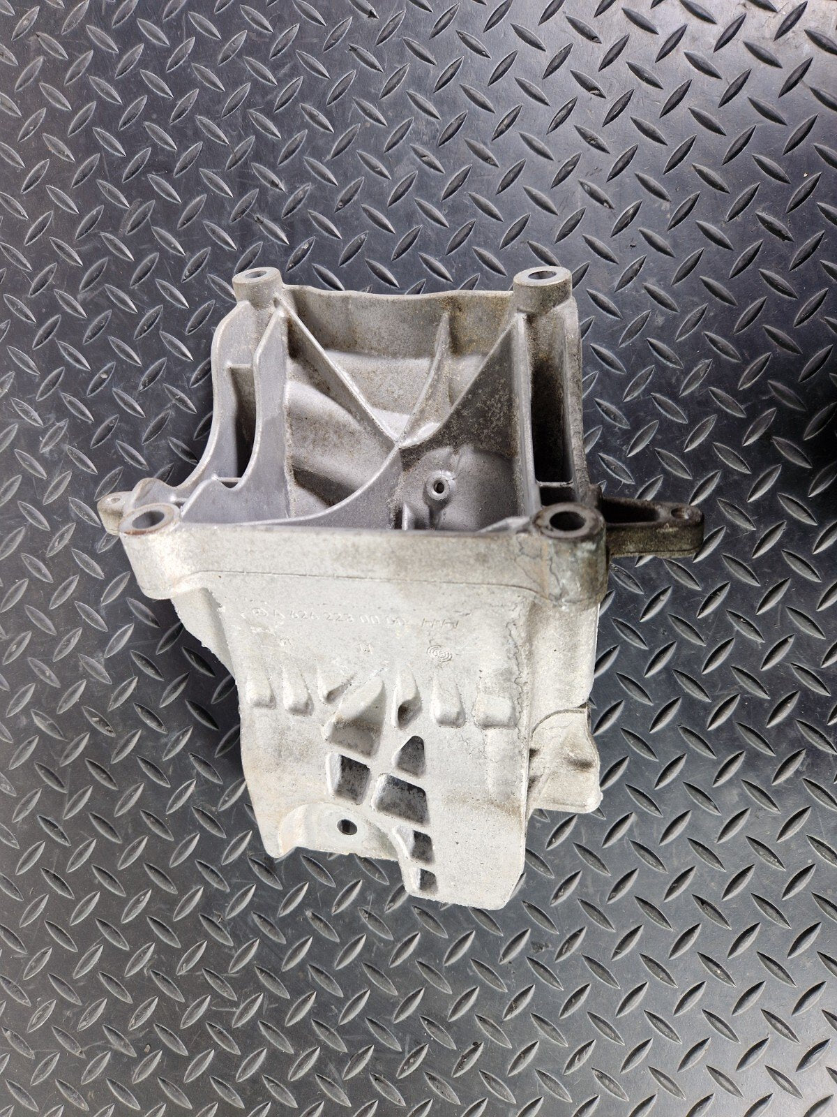 14-21 MERCEDES BENZ C200d W205 OEM ENGINE BRACKET MOUNT RIGHT O/S A6262230000