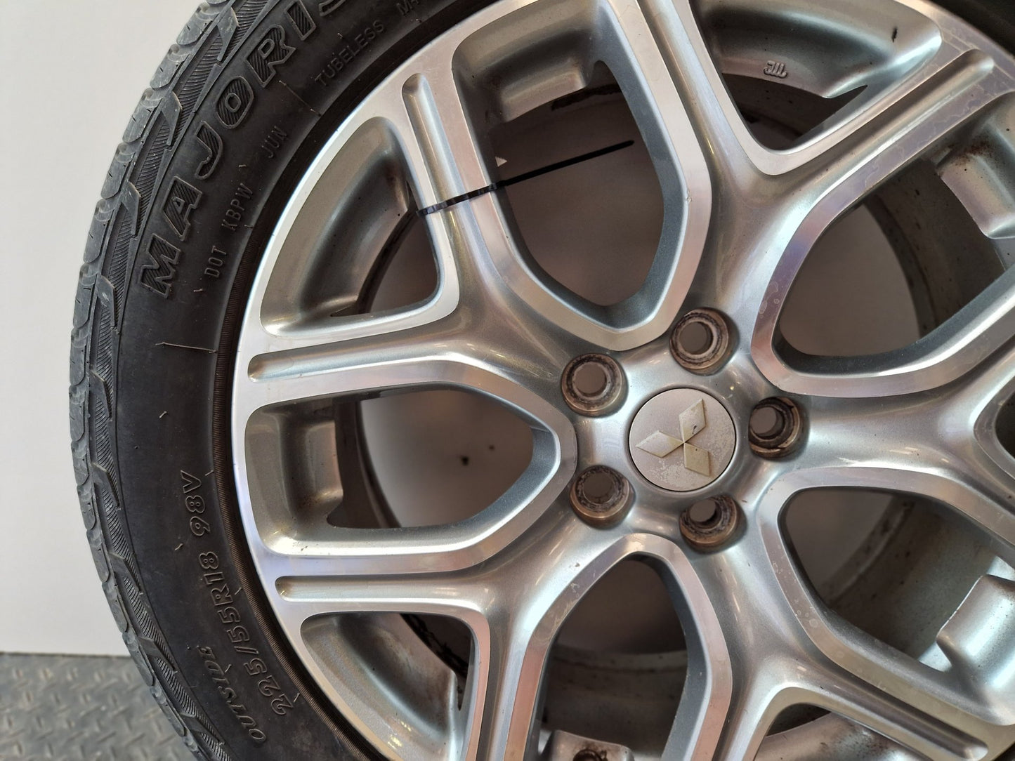 Mitsubishi Outlander MK3 (RE1) (GG2W) 18" Alloy Wheel with Tyre 225/55/18 ~6mm