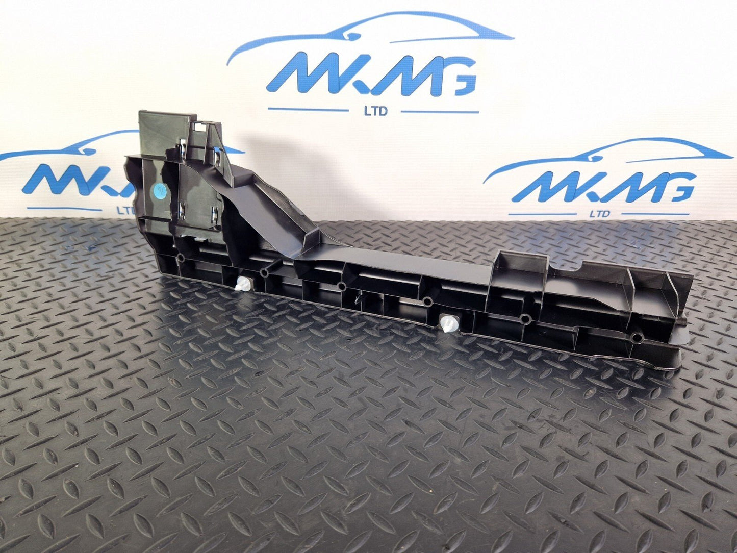 14-19 MERCEDES BENZ GLA X156 OEM RIGHT QUARTER PANEL TRIM BRACKET A1568901200