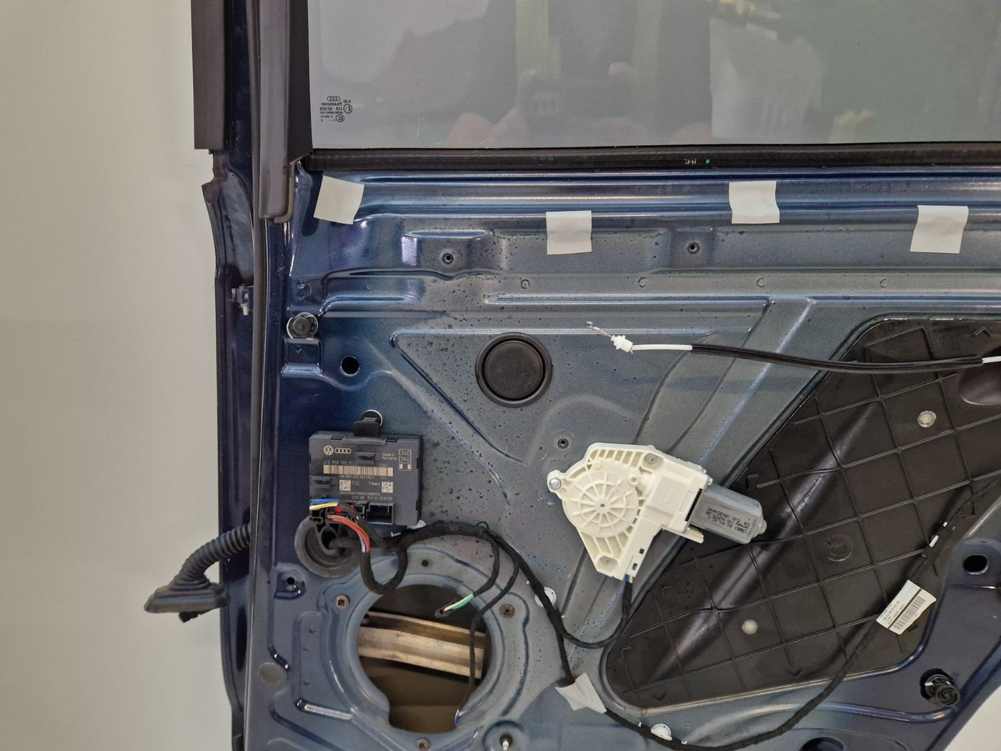 10-15 AUDI Q7 4L GENUINE REAR RIGHT DRIVER O/S/R COMPLETE DOOR IN BLUE (DAMAGED)
