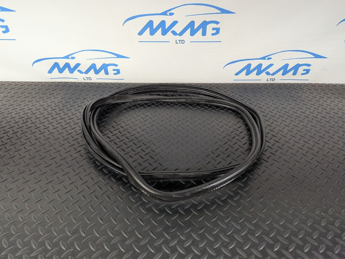 16-19 AUDI A4 B9 SALOON GENUINE OEM TAILGATE BOOT RUBBER SEAL 8W5827705D