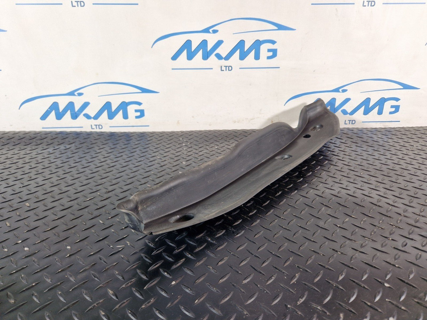 16-19 MERCEDES BENZ GLE W166 FRONT RIGHT O/S WING FENDER COVER SEAL A1668890025