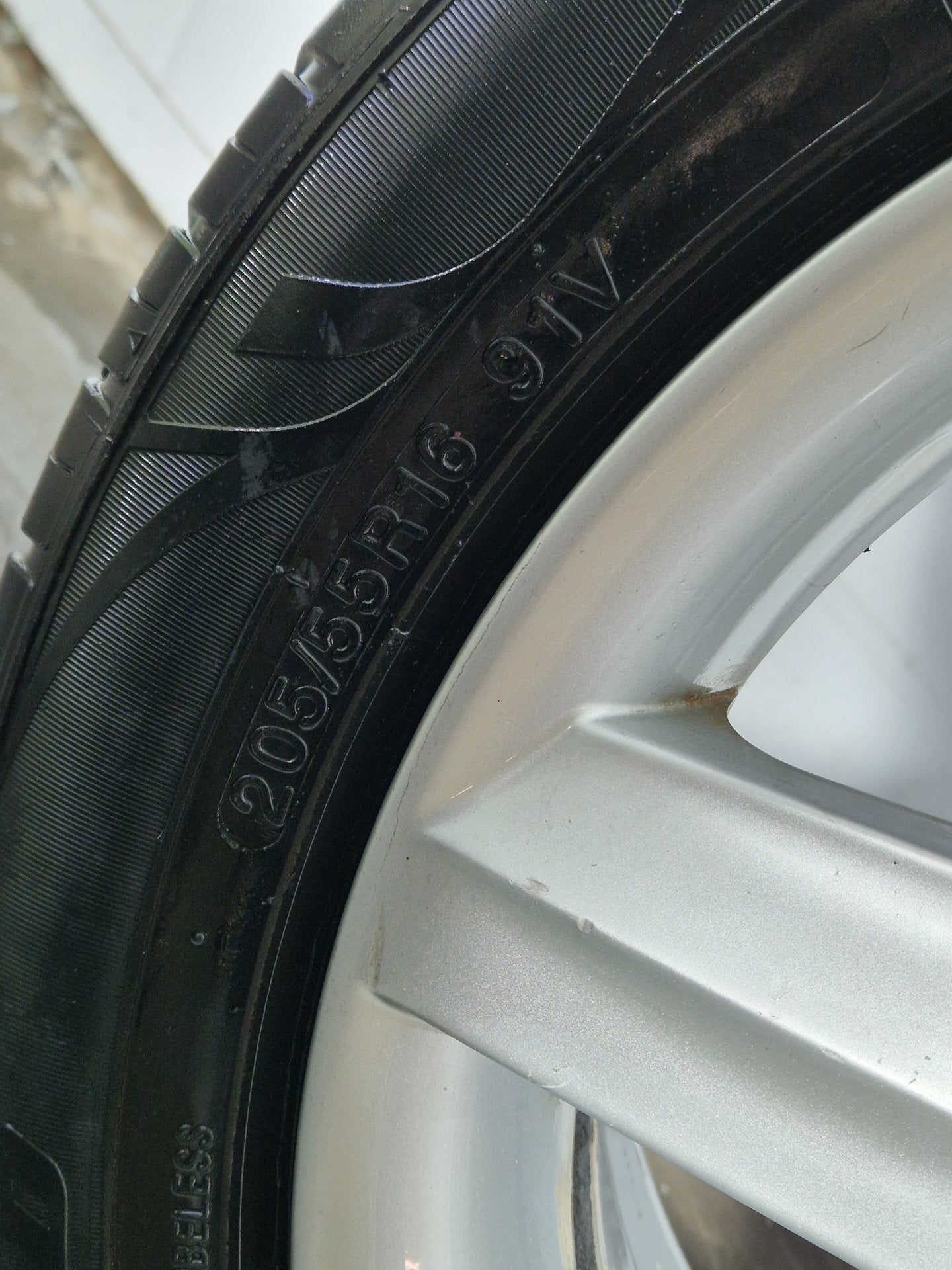 Seat Leon MK2 16" Alloy Wheel with Tyre 205/55/16 ~6mm 5P0601025K
