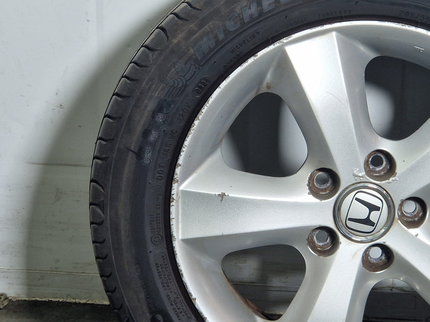 Honda FR-V MK1 16" Alloy Wheel with Tyre 7mm 205/55/16