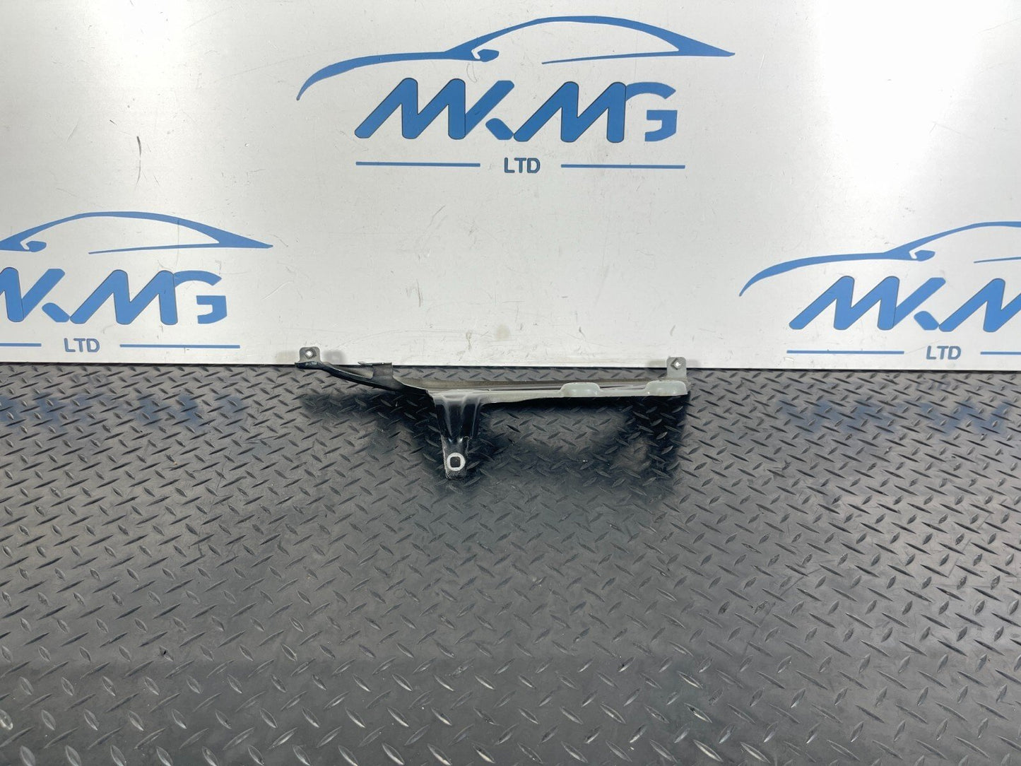 16-22 BMW X1 F48 GENUINE FRONT RIGHT DRIVER SIDE WING BRACKET 7329448