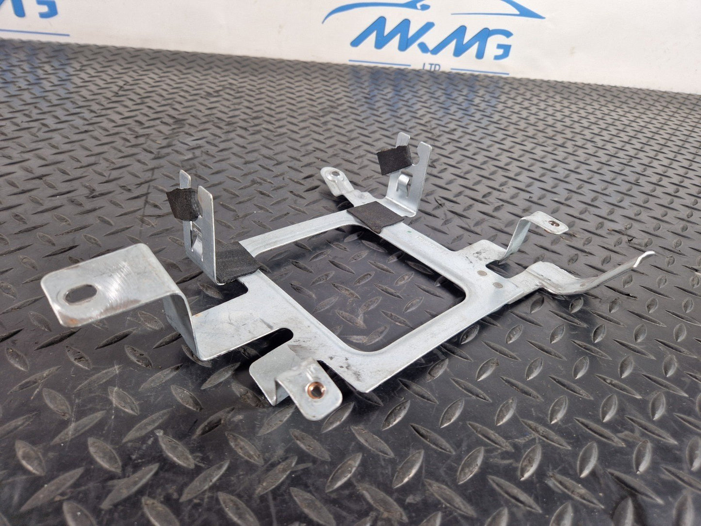 19-ON RANGE ROVER EVOQUE L551 ENTERTAINMENT SYSTEM BRACKET MOUNT M8D2112D34AA