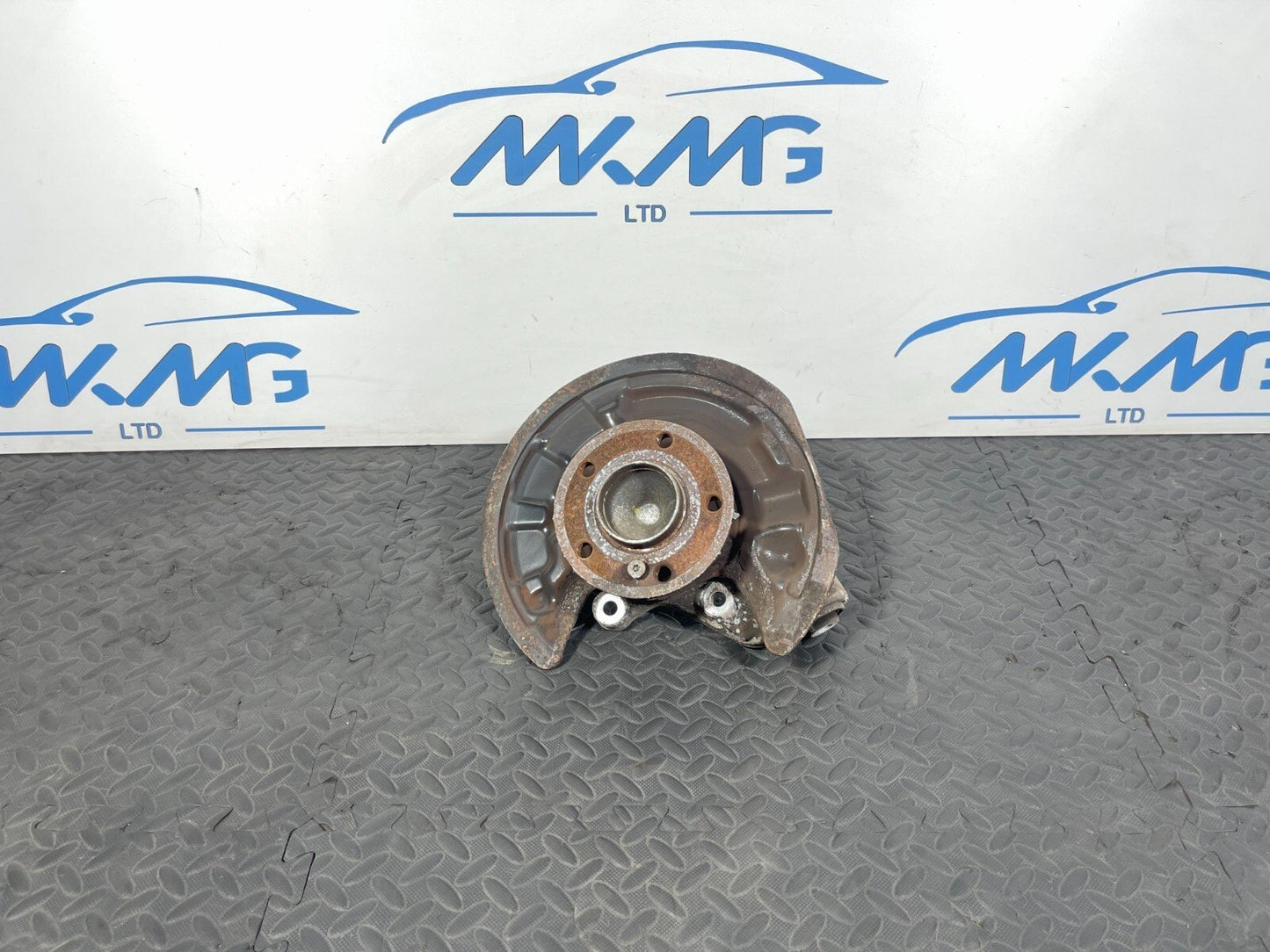 12-18 MERCEDES A B CLA W176 W246 C117 GENUINE REAR RIGHT SIDE WHEEL HUB A2460406