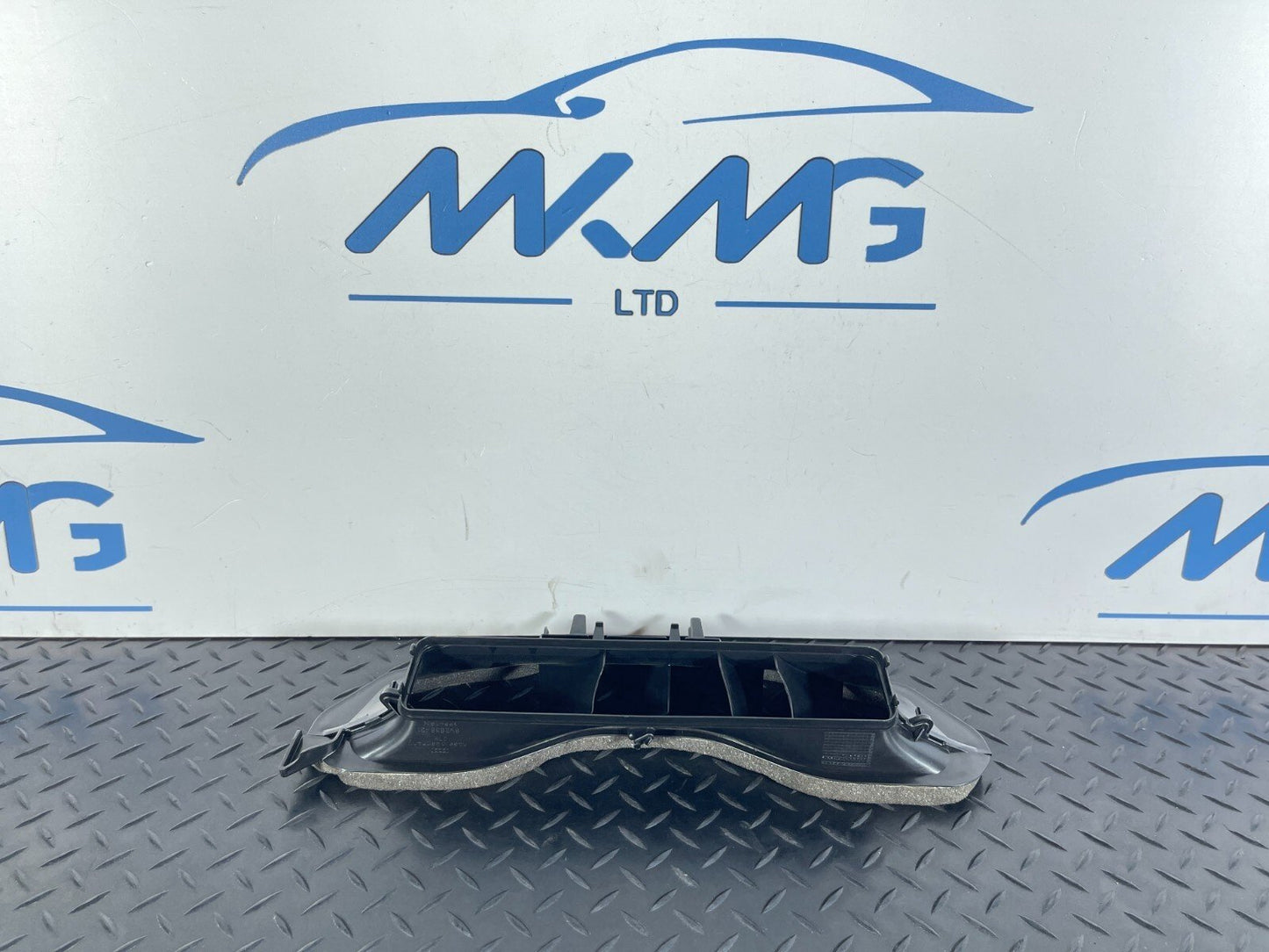 16-19 AUDI A4 B9 GENUINE DASHBOARD AIR VENT TRIM 8W2858431